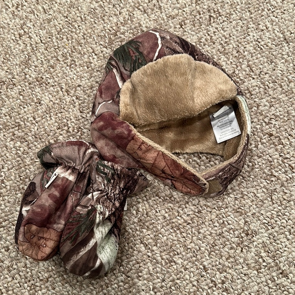 NWOT Real tree faux fur hat and mitten set